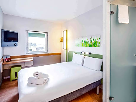 DOUBLE - room with one double bed for up to 2 people