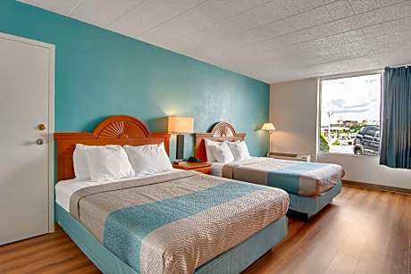 Deluxe Queen Room with Two Queen Beds - Non-Smoking