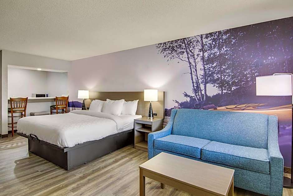 Clarion Pointe on the lake Clarksville-South Hill West