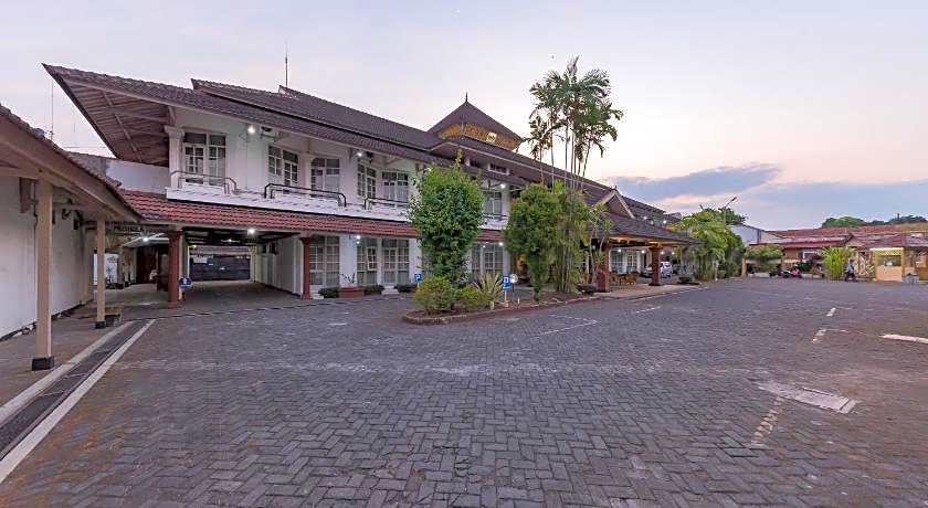 Urbanview Hotel Crown Tasikmalaya by RedDoorz