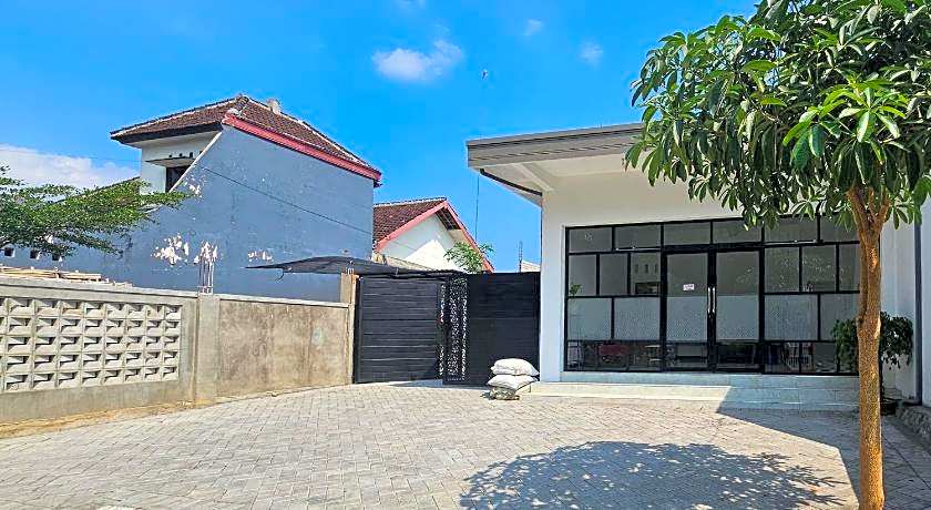 Guest House Saqeena Syariah near Blitar Park RedPartner