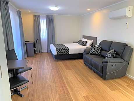 Studio Suite with Pool View and Spa Bath