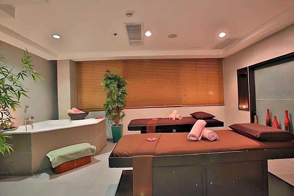 Crown Regency Hotel & Towers