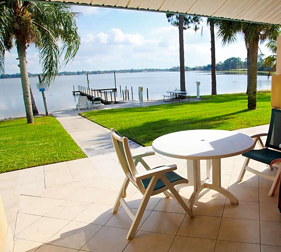 Lake Grassy Inn & Suites