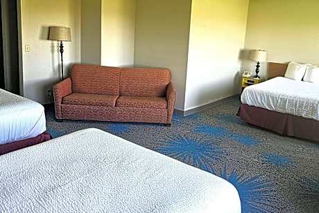 Suite with Three Queen Beds - Non-Smoking
