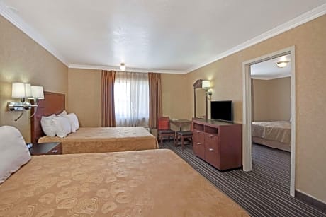 Queen Suite with Three Queen Beds - Non-Smoking