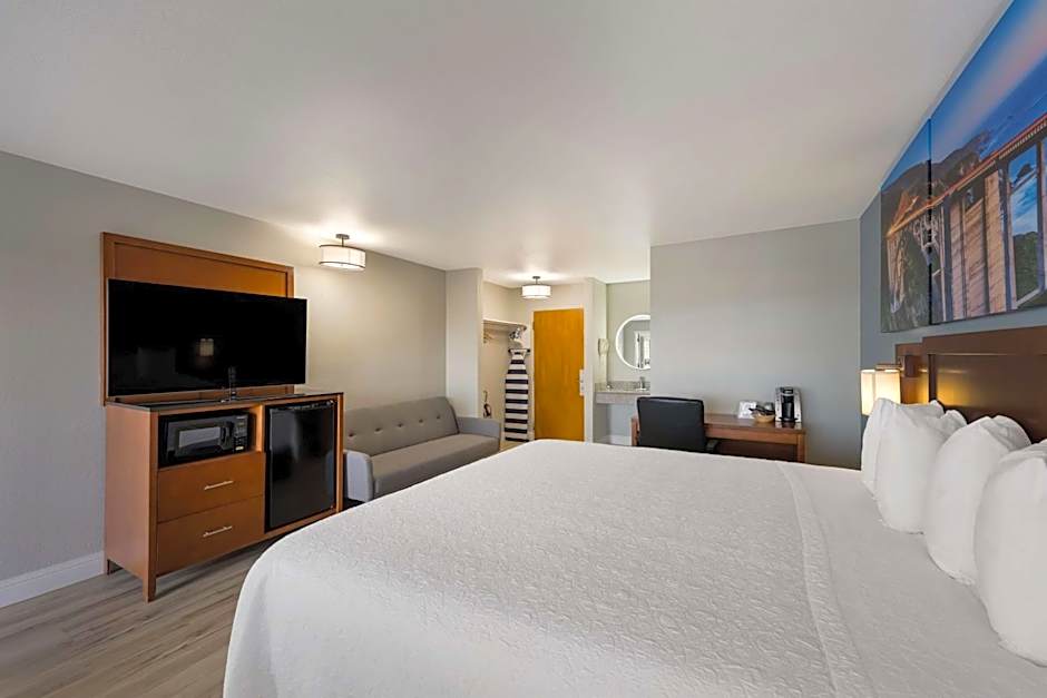 Pacific Coast Roadhouse Hotel