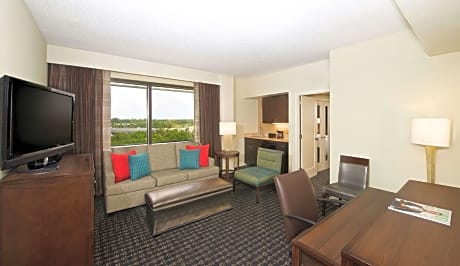 One-Bedroom King Room with Bath Tub - Mobility Accessible