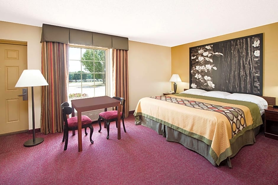 Super 8 by Wyndham Lamar