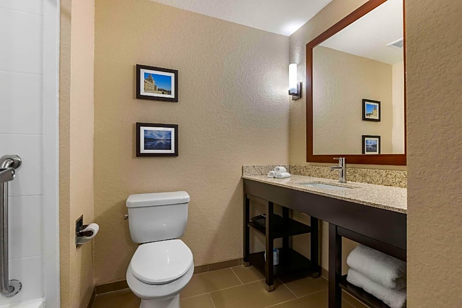 Comfort Inn & Suites Cedar Rapids CID Eastern Iowa Airport