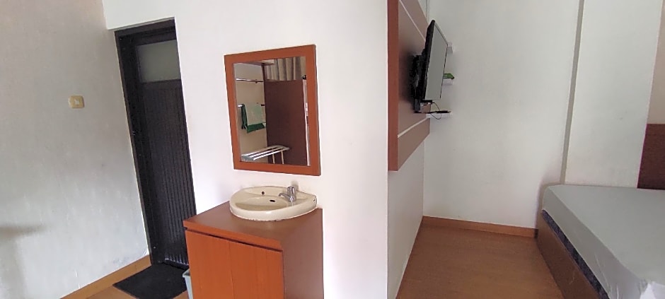 OYO 93051 Wisma Syariah Buloe Near Lapangan Abubakar Lambogo Batili Enrekang