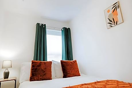 Prime Location | 3-Bed House | Town Centre |