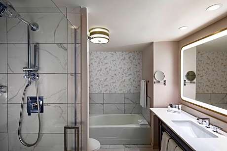 Deluxe Room, 1 King Bed