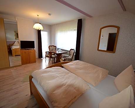 Vierbettzimmer-Deluxe-Eigenes Badezimmer