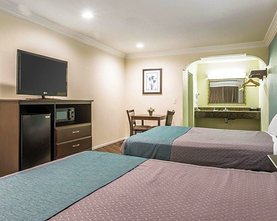 Rodeway Inn & Suites