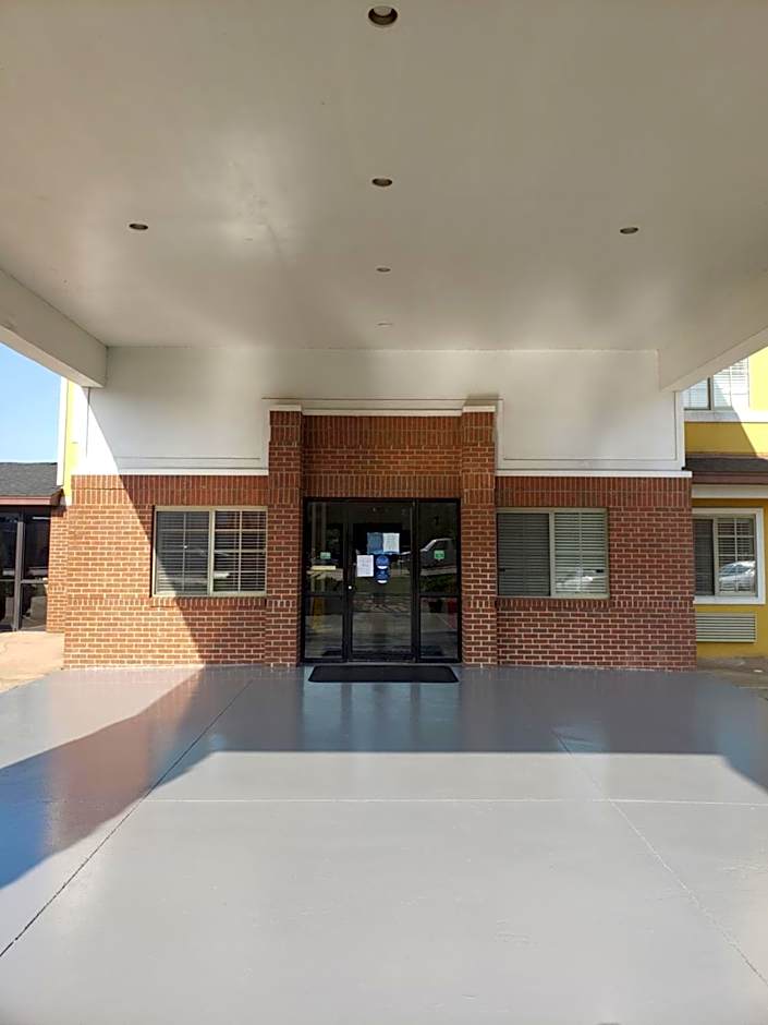 Days Inn by Wyndham Lake Village