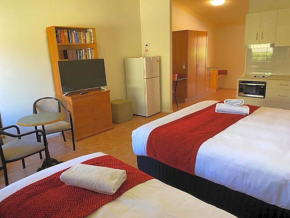 Emerald Explorers Inn