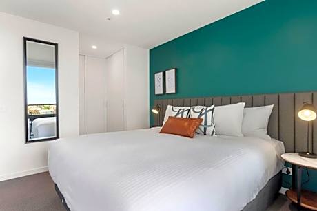 One-Bedroom King Apartment with Balcony