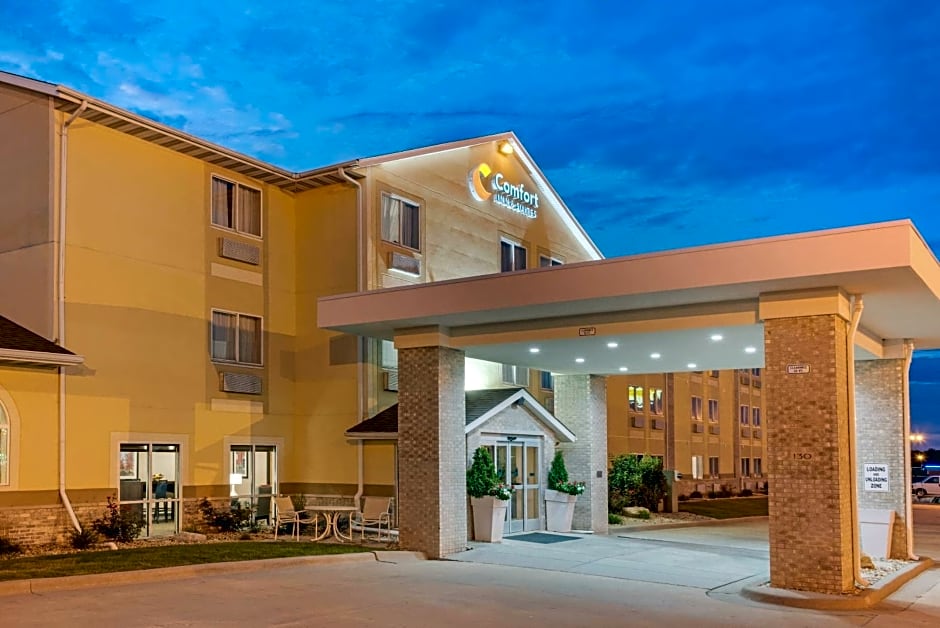 Comfort Inn & Suites near Route 66 Award Winning Gold Hotel 2021