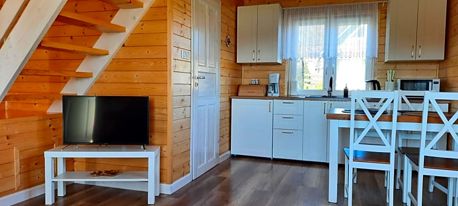 Szary domek nad jeziorem