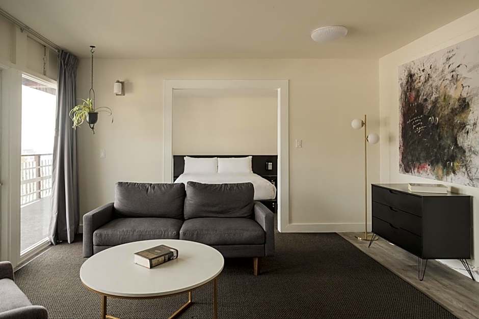 Hollywood Hills Hotel