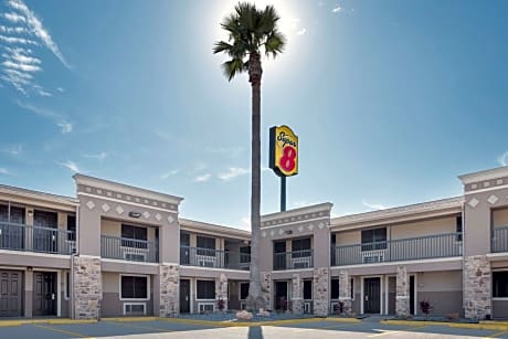 Super 8 by Wyndham McAllen-Downtown City Center-Plaza Mall-Airport