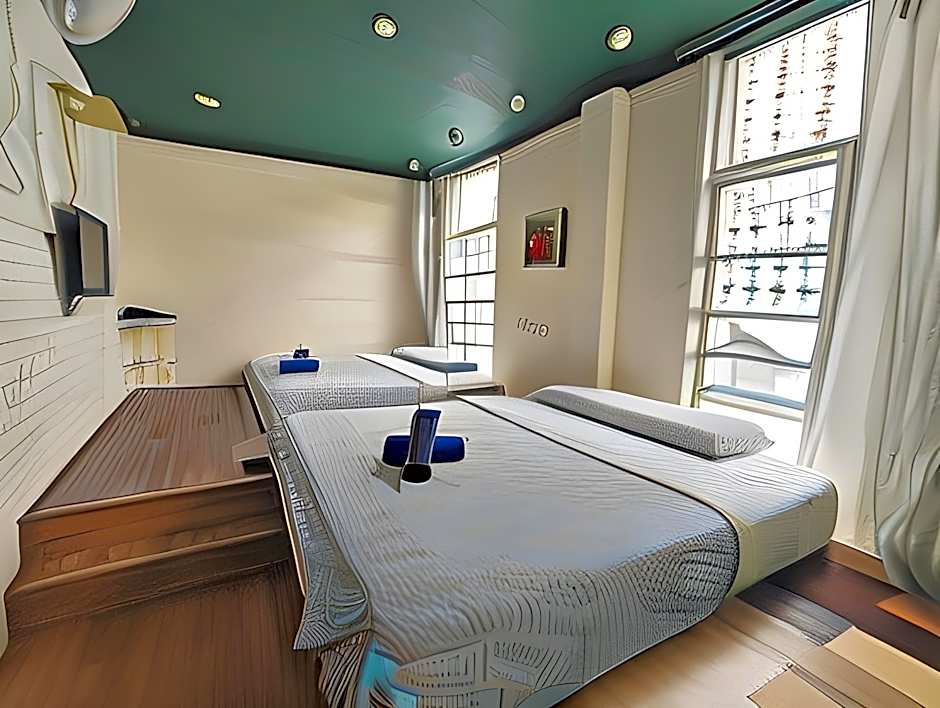 Snooze Too Hotel