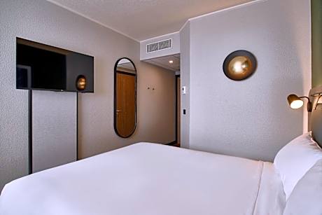 Standard Room - 1 Queen Bed