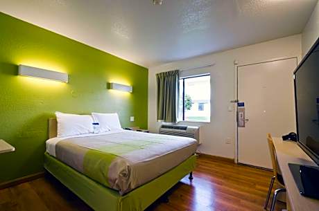 Queen Room - Non-Smoking