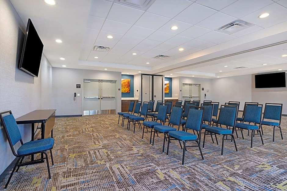 Hampton Inn By Hilton & Suites Marina