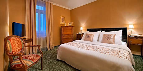 Suite (1 Double Bed and 2 Twin Beds)