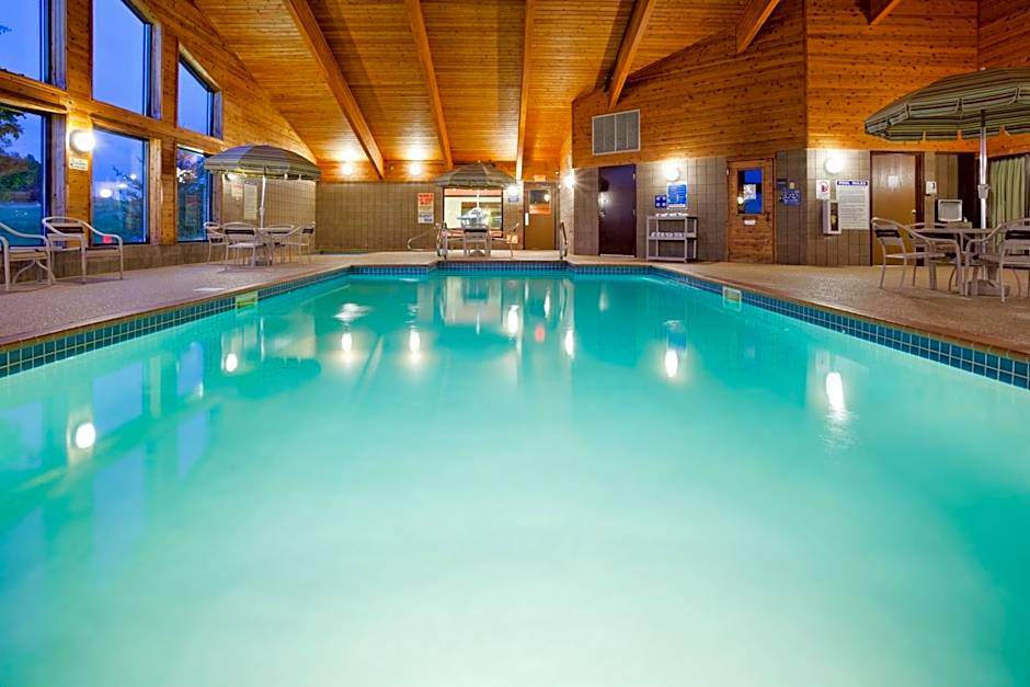 AmericInn by Wyndham Fergus Falls - Conference Center