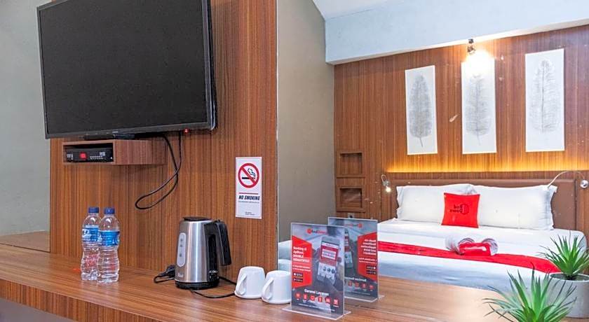 RedDoorz Premium near Centre Point Mall Medan