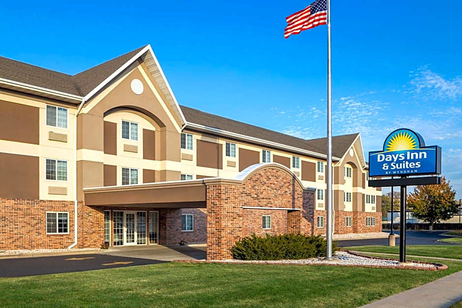 Days Inn & Suites by Wyndham Green Bay WI.