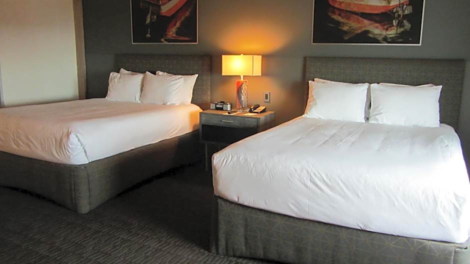 Harbor House Hotel and Marina at Pier 21