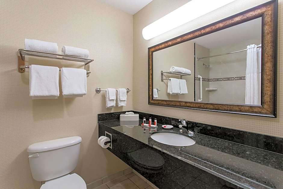 Days Inn & Suites by Wyndham Fort Pierce I-95