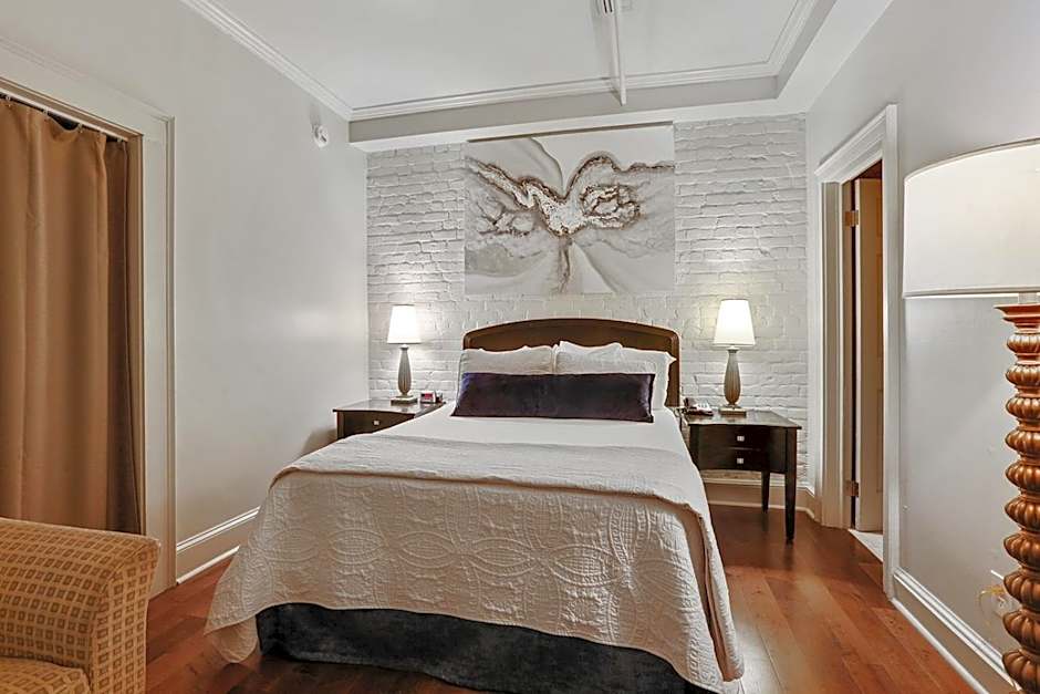Photo 1 of 5 of 1 Queen Bed, Windowless