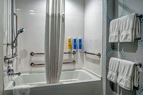 1 King Mobility/Hearing Access W/Tub