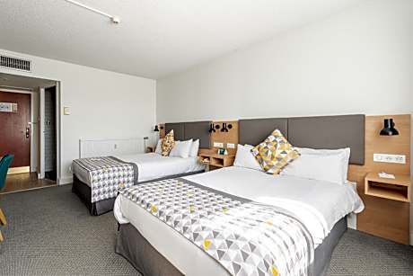 Standard Double Room with Two Double Beds and Sea View - High Floor