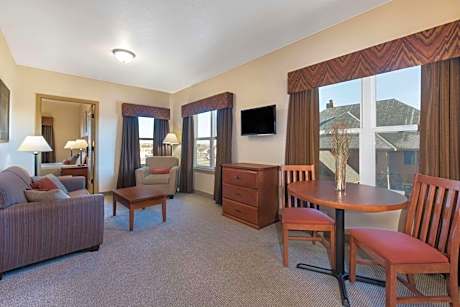 Queen Suite with Two Queen Beds and Kitchenette- Non-Smoking