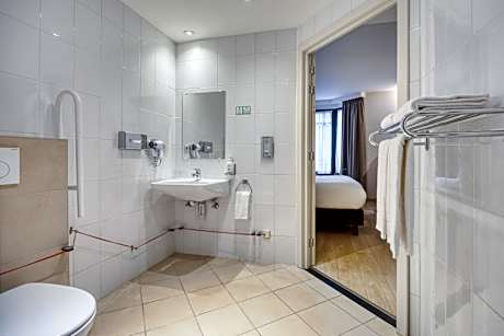 1 King Wheelchair Accessible