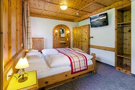 Comfort Double Room with Balcony and Mountain View