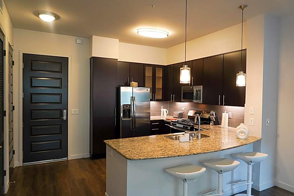 Luxury Designed 2 Bedrooms Part Hotel in Woodland Hills CA