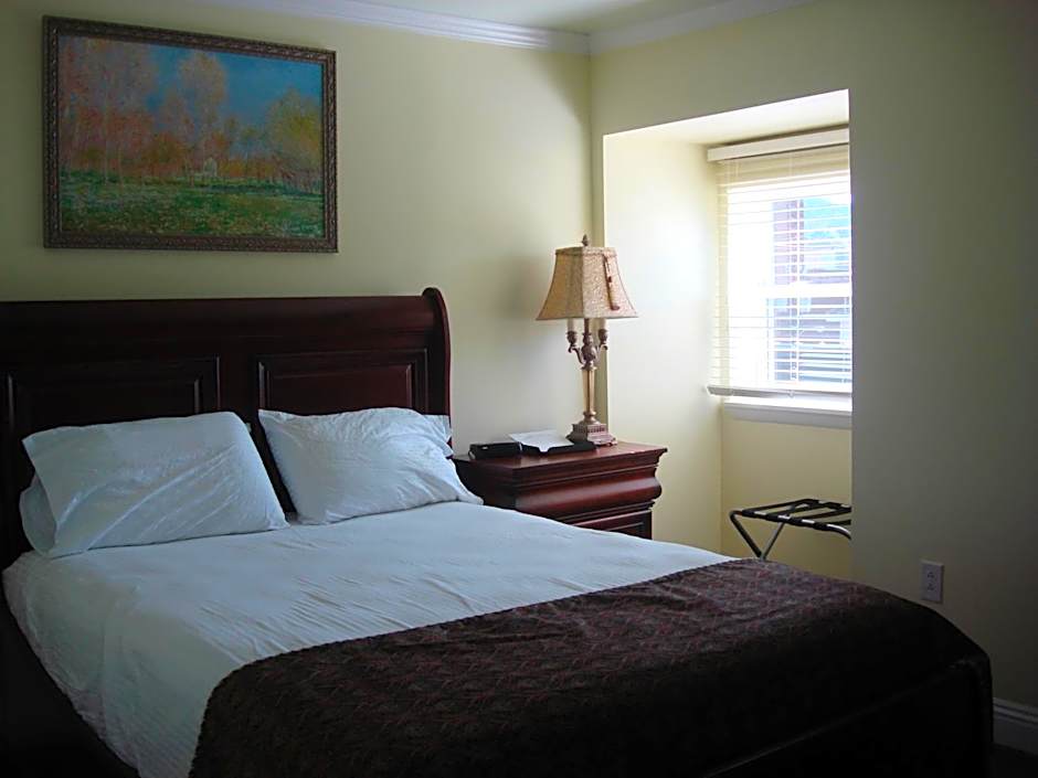 The City Hotel Bar & Grill