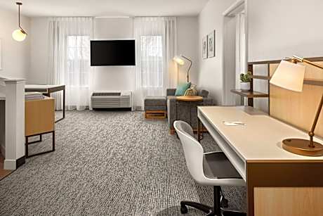 One-Bedroom Queen Suite with Sofa Bed and Adapted Tub - Mobility Accessible