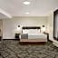 La Quinta Inn & Suites by Wyndham Cleveland Airport West