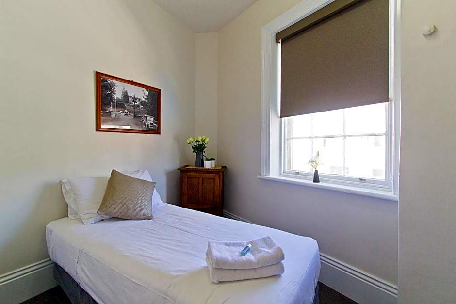 Deloraine Hotel