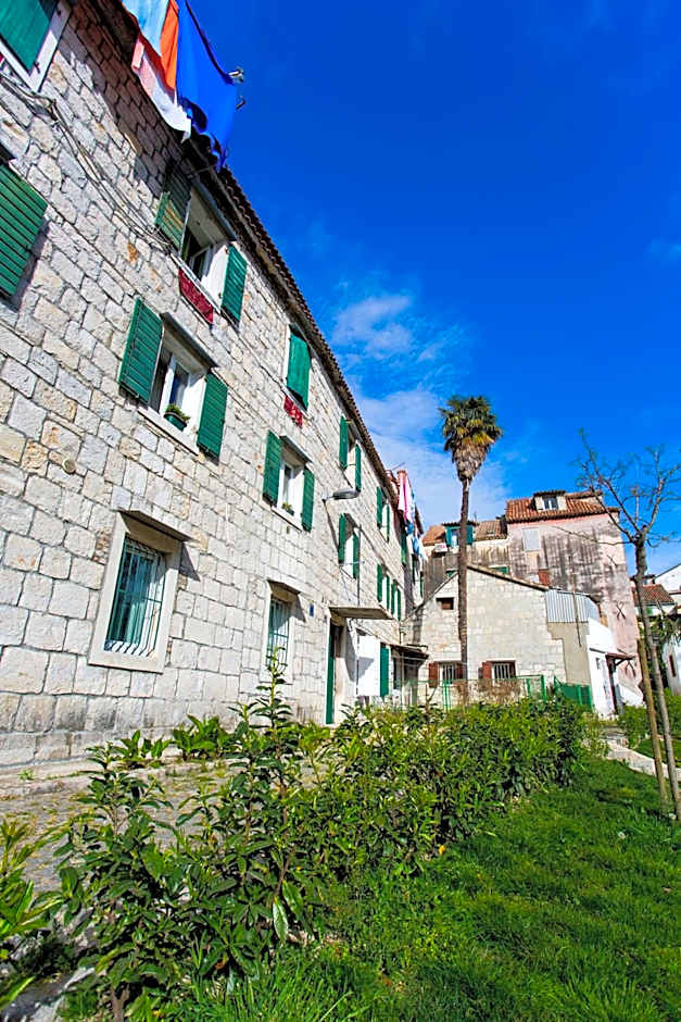 Nirvana Rooms & Apartments