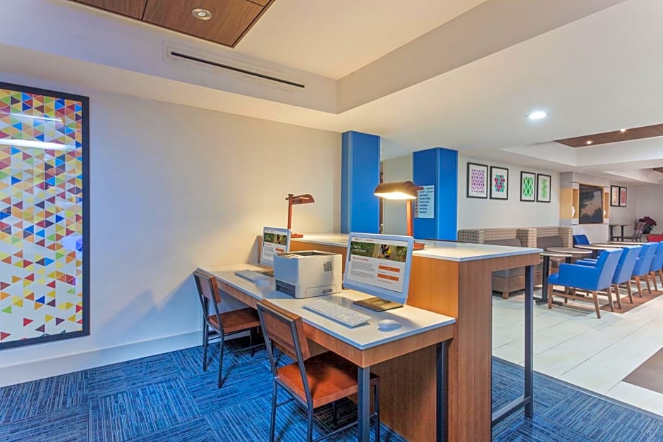 Holiday Inn Express & Suites Elk Grove West I-5 By IHG
