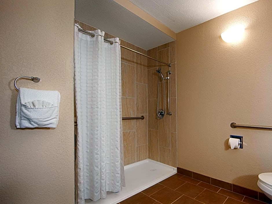 Clarion Pointe Independence - Kansas City